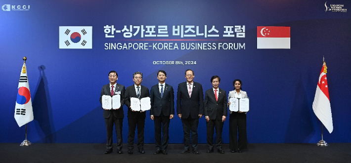 장재훈 현대차 대표이사 사장(왼쪽 두번째)과 윤영준 현대건설 대표이사 사장(왼쪽 첫번째), 람킨용 난양이공대 부총장(오른쪽 두번째), 안덕근 산업통상자원부 장관(왼쪽 세번째) 등이 신에너지 부문 협력을 위한 MOU 체결 후 기념촬영을 하고 있다. 산업통상자원부 제공