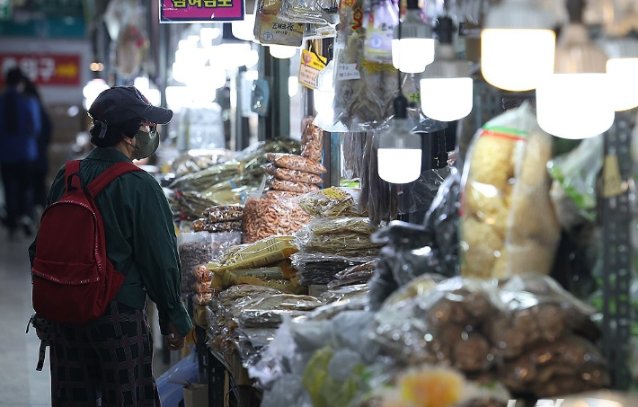 "카드 대란 때보다 심하다"…고물가·고금리에 꽁꽁 닫은 지갑