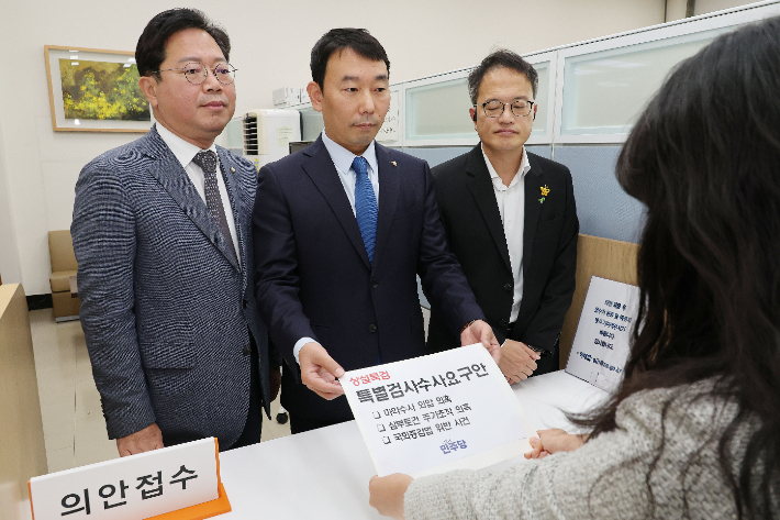 민주당, 상설특검 특별검사수사요구안 제출     (서울=연합뉴스) 김주형 기자 = 더불어민주당 김용민 원내정책수석부대표(가운데)와 박주민(오른쪽)·김승원 의원이 8일 오전 국회 의안과에 상설특검 특별검사수사요구안을 제출하고 있다. 2024.10.8 [공동취재]     photo@yna.co.kr (끝)   <저작권자(c) 연합뉴스, 무단 전재-재배포, AI 학습 및 활용 금지> 연합뉴스