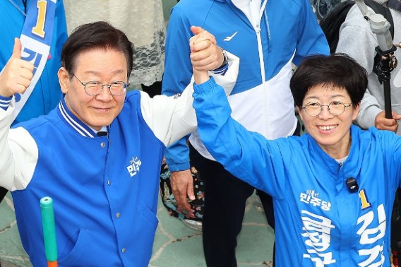 더불어민주당 이재명 대표가 9일 오후 부산 금정구 온천천에서 김경지 금정구청장 보궐선거 후보와 함께 유세를 펼치고 있다. 연합뉴스