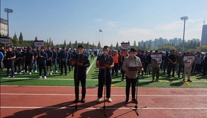 부산항운노동조합, 부산항만공사, 부산시, 부산해양수산청이 공동으로 주최한 '부산항 노사정 한마음 체육대회'가 지난 8일 부산 강서구 명지근린공원에서 성황리에 열렸다. 부산항운노조 제공