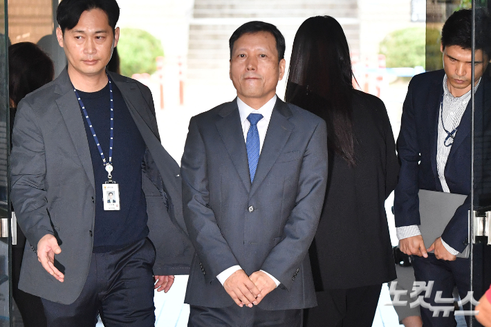 티몬·위메프 대규모 미정산 사태 핵심 히의자인 구영배 큐텐 그룹 대표가 10일 오전 서울 서초구 서울중앙지방법원에서 열린 영장실질심사에 출석하고 있다. 류영주 기자