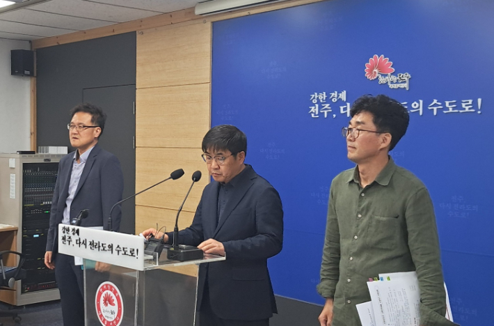 전주시 이영섭 자원순환녹지국장이 10일 시청 브리핑룸에서 팔복동 SRF 사용시설의 허가 신청을 불허한다고 밝히고 있다. 최명국 기자