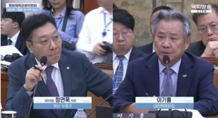지난달 24일 열린 국회 문화체육관광위원회 현안 질의에 나선 정연욱 의원(사진 왼쪽)과 답변하는 이기흥 대한체육회장. 국회방송 캡처
