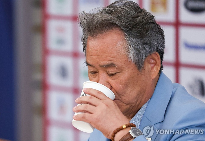 이기흥 대한체육회장이 지난 8월 11일 오전(현지시간) 프랑스 파리 중심에 있는 코리아하우스에서 열린 2024 파리올림픽 대한민국 선수단 결산 기자회견에서 물을 마시고 있다. 연합뉴스 