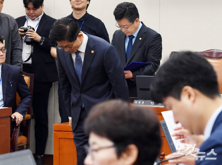 김문수 고용노동부 장관이 10일 오전 국회 환경노동위원회 고용노동부 등의 국정감사에 출석해 증인선서문 제출 후 고개숙여 인사하고 있다. 황진환 기자