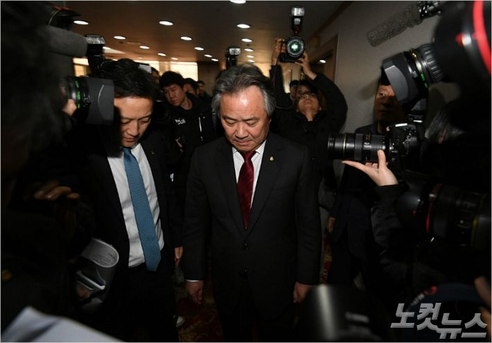 이기흥 대한체육회장이 5년여 전 불거진 스포츠 성폭력 사태와 관련한 공식입장 표명을 위해 서울 송파구 방이동 서울올핌픽파크텔에서 열린 이사회에 참석하기 위해 입장하고 있다. 노컷뉴스