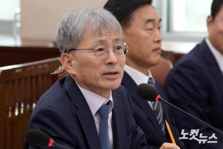 답변하는 김광동 진실화해위원회 위원장