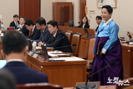 조국혁신당 김재원 의원이 10일 서울 여의도 국회에서 열린 문화체육관광위원회의 국가유산청 등에 대한 국정감사에서 최응천 국가유산청장에게 질의를 하며 한복의 모습을 보이고 있다.