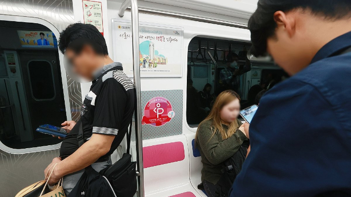 임산부의 날을 하루 앞둔 지난해 10월 9일 운행중인 서울 지하철 2호선에 임산부 배려석이 마련돼 있다. 연합뉴스