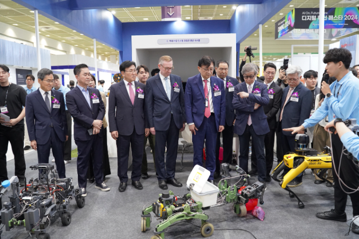 10일 서울 코엑스에서 열리는 '디지털 혁신 페스타(DINNO) 2024'에서 한국기술교육대 유길상 총장(맨 왼쪽)과 관계자들이 한기대 학생들의 로봇 시연을 관람하고 있다. 한기대 제공
