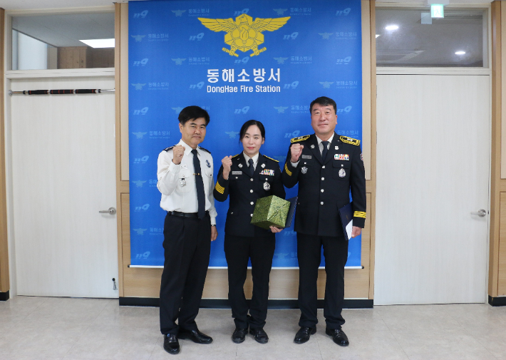동해소방서는 10일 비번 날 구조활동을 해 타에 모범이 된 동해소방서 소속 신재학 소방경과 삼척소방서 정선정 소방경소방공무원에게 소방서장 표창을 수여했다. 동해소방서 제공