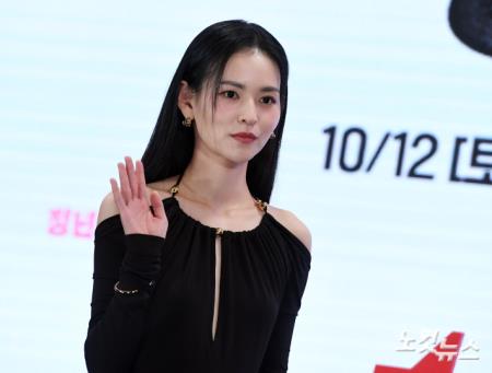 시크한 표정의 김윤혜