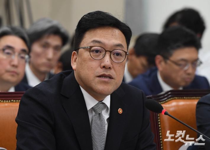 김병환 금융위원장이 10일 오전 국회 정무위원회 금융위원회, 한국산업은행 등에 대한 국정감사에 출석해 의원들의 질의에 답하고 있다. 황진환 기자