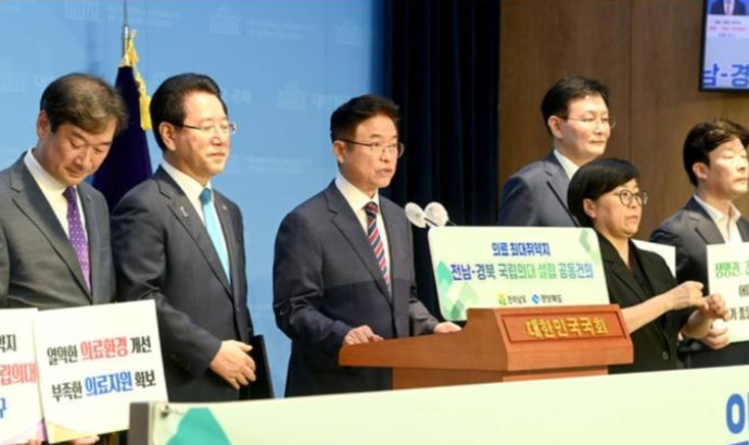 국립의대 설립을 건의하는 이철우 경북지사와 김영록 전남지사. 경국대 제공