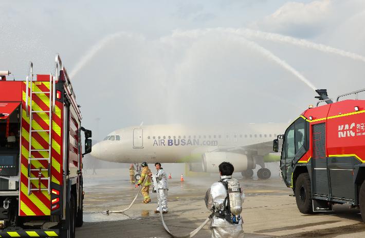 지난달 부산 강서구 김해국제공항에서 항공기 간 충돌로 인한 화재 발생 상황에 가정한 항공기 사고 수습 훈련을 진행하고 있다. 기사 내용과 직접적 연관 없음. 연합뉴스 