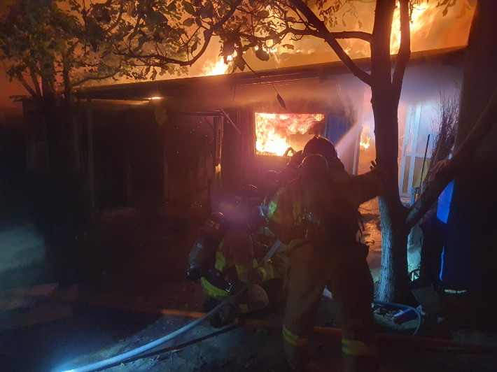 부산 남구의 한 단독주택에서 불이 나 1명이 화상을 입고 1천만 원 상당의 재산피해가 났다. 부산소방재난본부 제공