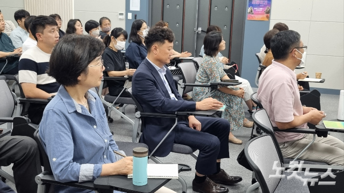 열심히 강의를 듣고 있는 생태학교 참석자들 모습. 박사라 기자 