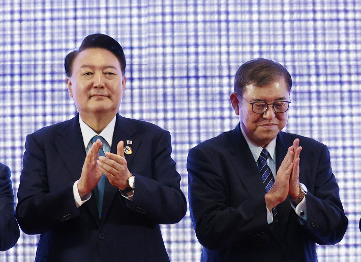 아세안+3 정상회의 참석한 윤석열 대통령과 이시바 일 총리. 연합뉴스