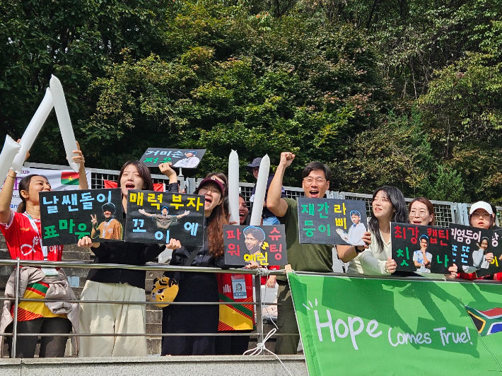 서울 강서구 화성교회 교인들이 해외 아웃리치 활동을 통해 인연을 맺은 미얀마 대표팀 선수들을 응원하고 있다. 