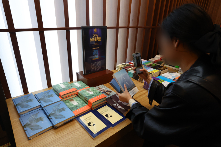 소설가 한강이 한국 작가 최초로 노벨 문학상을 수상한 10일 오후 서울 종로구 교보문고 광화문점에 한강 작가의 책이 진열돼 있다. 연합뉴스