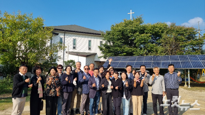 청주 쌍샘교회 생태탐방에서 백영기 목사와 기념사진을 찍고 있다. 박사라 기자