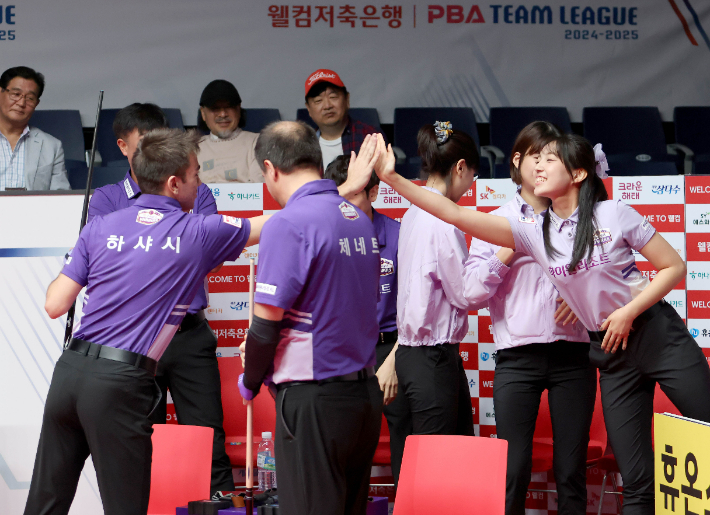 10일 에스와이를 누르고 환호하는 하이원리조트 선수들. PBA