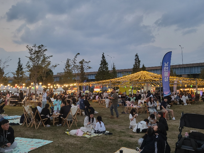 지난해 '낙동강 구포나루축제'가 열린 북구 화명생태공원 일대가 나들이객들로 붐비고 있다. 부산 북구 제공