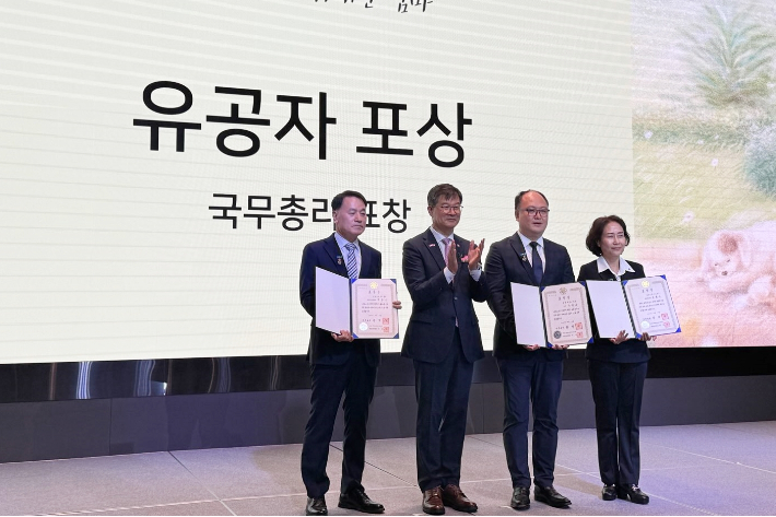 나성훈 강원대학교병원 산부인과 교수가 국무총리 표창을 수상했다. 강원대병원 제공.