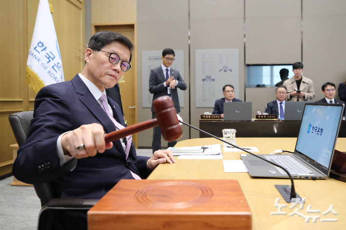 이창용 한국은행 총재가 11일 서울 중구 한국은행에서 열린 금융통화위원회 통화정책방향 회의를 주재하고 있다. 한국은행은 이날 기준금리를 현재의 연 3.50%에서 0.25%p 내린 연 3.25%로 결정했다. 사진공동취재단