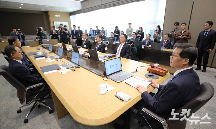 이창용 한국은행 총재가 11일 서울 중구 한국은행에서 열린 금융통화위원회 통화정책방향 회의를 주재하고 있다. 한국은행은 이날 기준금리를 현재의 연 3.50%에서 0.25%p 내린 연 3.25%로 결정했다. 사진공동취재단