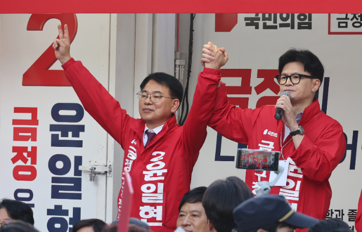 국민의힘 한동훈 대표가 9일 오후 부산 금정구 부산대 정문 앞에서 10·16 재보궐선거에 출마한 윤일현 금정구청장 후보의 유세를 지원하고 있다. 연합뉴스