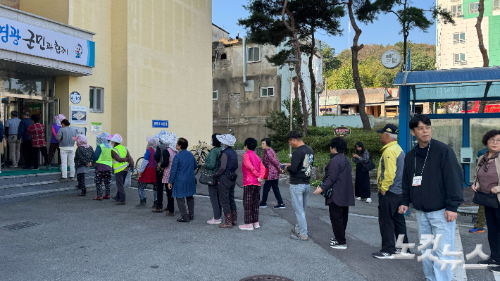 전남 영광군 한 사전투표소 투표장에 이른 시간부터 유권자들의 발길이 이어졌다. 김수진 기자