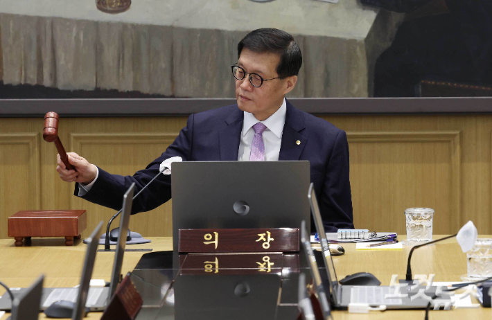 이창용 한국은행 총재가 11일 서울 중구 한국은행에서 열린 금융통화위원회 통화정책방향 회의를 주재하고 있다. 한국은행은 이날 기준금리를 현재의 연 3.50%에서 0.25%p 내린 연 3.25%로 결정했다. 사진공동취재단