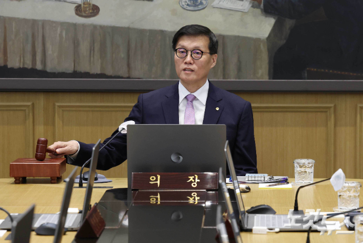 이창용 한국은행 총재가 11일 서울 중구 한국은행에서 열린 금융통화위원회 통화정책방향 회의를 주재하고 있다. 한국은행은 이날 기준금리를 현재의 연 3.50%에서 0.25%p 내린 연 3.25%로 결정했다. 사진공동취재단