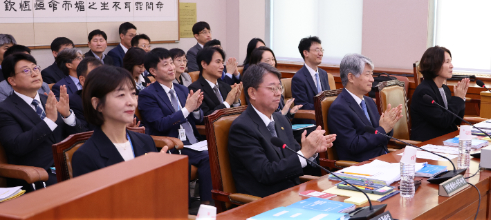 이종석 헌법재판소장이 11일 오전 국회 법제사법위원회의 헌법재판소 등에 대한 국정감사에서 정청래 위원장의 제안으로 위원, 증인들과 함께 한강의 노벨문학상 수상을 축하하는 박수를 치고 있다. 연합뉴스