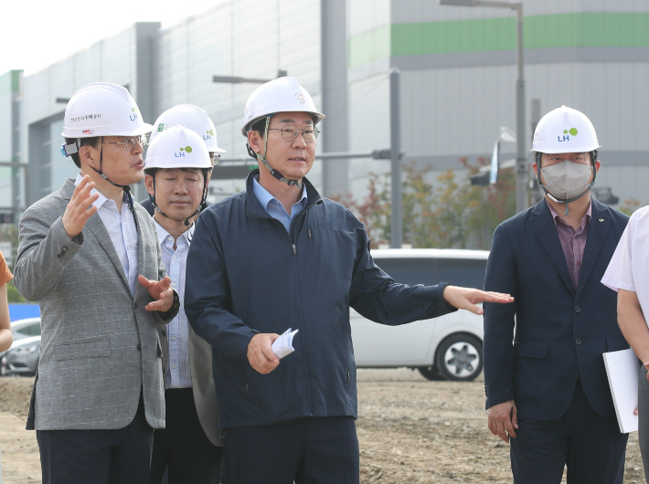 정명근(가운데) 화성시장이 동탄지역 경부고속도로 터널 상부 공사현장을 점검하고 있는 모습. 화성시 제공