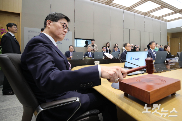 이창용 한국은행 총재가 11일 서울 중구 한국은행에서 열린 금융통화위원회 통화정책방향 회의를 주재하고 있다. 한국은행은 이날 기준금리를 현재의 연 3.50%에서 0.25%p 내린 연 3.25%로 결정했다. 사진공동취재단