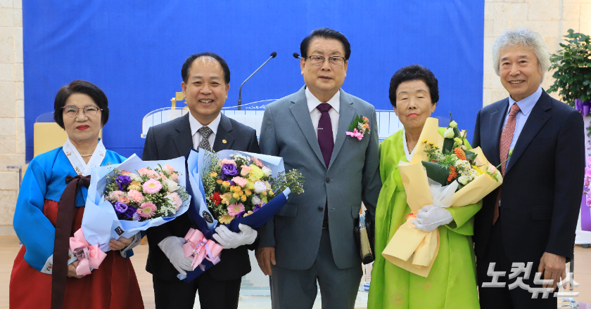 임직자들이 기념사진을 찍고 있다(왼쪽부터 이화순 권사, 이남준 장로, 박병주 담임목사, 김길심 권사, 김상곤 장로). 한세민