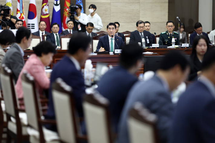 11일 오후 국방부에서 열린 법제사법위원회 군사법원 대상 국정감사에서 김용현 국방부 장관이 의원 질의를 듣고 있다. 연합뉴스