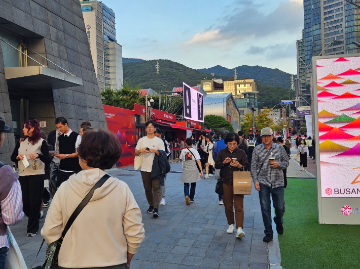 11일 제29회 부산국제영화제 폐막식을 앞둔 부산 해운대구 영화의 전당 일대에 이른 시각부터 관객들이 몰리고 있다. 김혜민 기자 