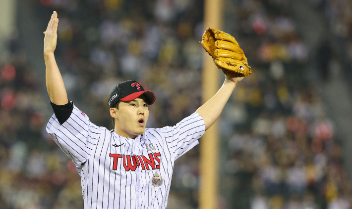 11일 오후 서울 잠실구장에서 열린 2024 프로야구 신한 SOL뱅크 KBO 포스트시즌 준플레이오프 5차전. LG 임찬규가 6회초 kt 공격을 무실점으로 막은 뒤 팬들의 환호성을 유도하고 있다. 연합뉴스