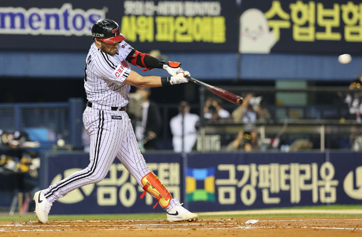 11일 오후 서울 잠실구장에서 열린 2024 프로야구 신한 SOL뱅크 KBO 포스트시즌 준플레이오프 5차전 LG 트윈스와 kt wiz의 경기. 1회말 1사 1루에서 LG 오스틴이 선제 1타점 적시타를 치고 있다. 연합뉴스