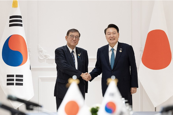 윤석열 대통령이 10일(현지시간) 라오스 비엔티안의 한 호텔에서 열린 한일 정상회담에서 이시바 시게루 일본 신임 총리와 악수하고 있다. 연합뉴스