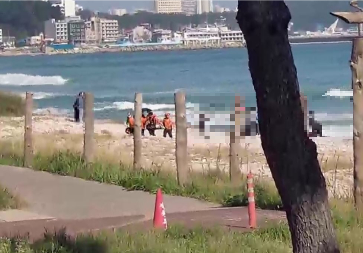 12일 오전 9시 41분쯤 강원 양양군 강현면 정암해수욕장에서 물놀이를 하던 부자가 물에 빠져 아버지가 사망하고 아들은 탈진 상태로 구조돼 병원으로 이송됐다. 강원소방본부 제공