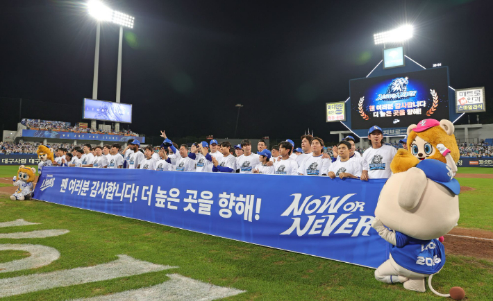 지난달 28일 삼성이 정규 리그 마지막 홈 경기인 LG전을 마친 뒤 팬들에게 인사하는 모습. 삼성 