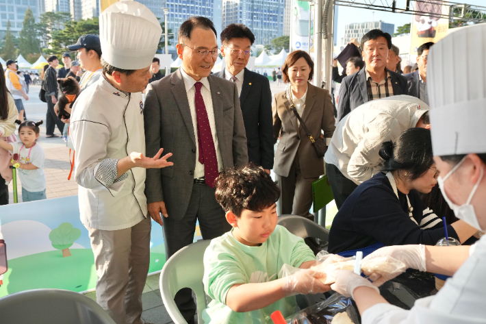 박상돈 천안시장(왼쪽 두번째)이 행사장을 둘러보고 있다. 천안시 제공