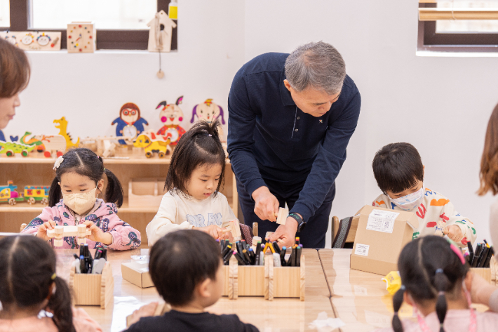 영덕목재문화체험장에서 어린이들이 목공 체험활동을 하고 있다. 경북도 제공