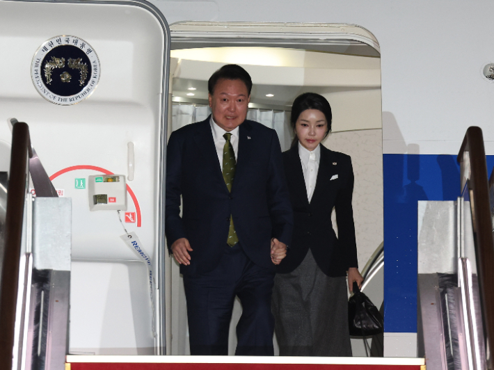 윤석열 대통령과 김건희 여사가 11일 성남 서울공항에서 필리핀, 싱가포르 국빈 방문 및 라오스 아세안 +3 회의를 마치고 귀국하며 전용기인 공군 1호기에서 내리고 있다. 연합뉴스