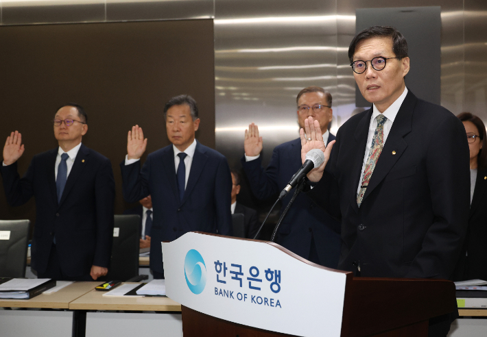 이창용 한국은행 총재가 14일 중구 한은 본점에서 열린 국회 기획재정위원회 국정감사에서 증인 선서를 하고 있다. 연합뉴스